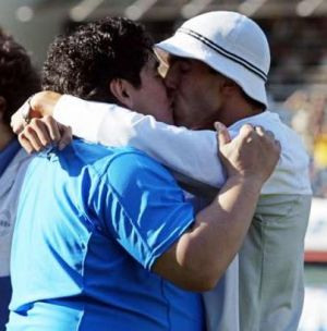 Maradona e Tevez. Hummmmm, boiola!